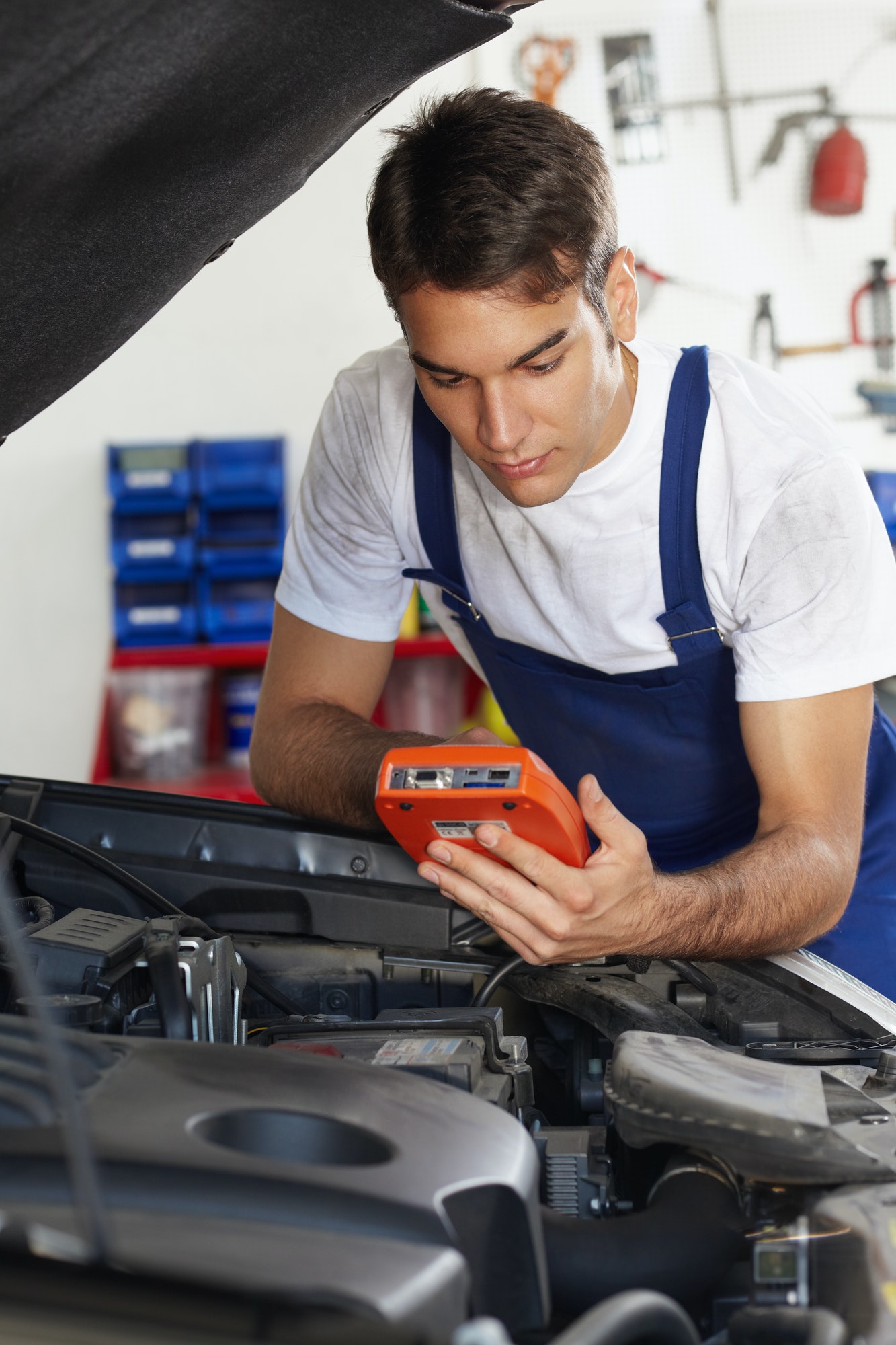 Mecânico trabalhando no reparo do motor de um carro